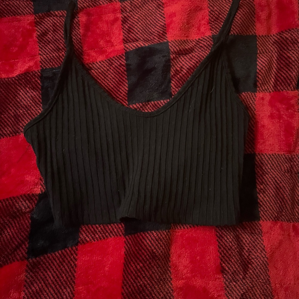 small black tank top crop top